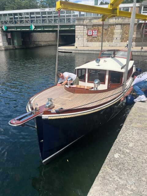 Image du Bateau Archibald en cours de transformation, illustrant les nouveaux équipements électriques et la technologie intégrée pour des croisières écologiques sur la Seine.