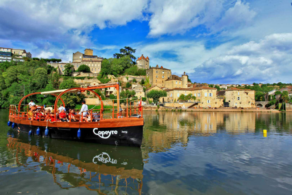 Découvrez la gabarre 100% électrique de Naviwatt sur le Lot, combinant tradition et innovation. Sa conception en aluminium et son motorisation électrique offrent une expérience de navigation respectueuse de l'environnement, idéale pour les balades touristiques.